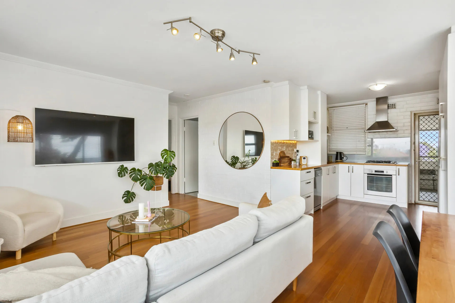 Renovated same-complex living and kitchen layout